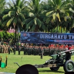Wabup Jember Firjoun Barlaman menjadi inspektur upacara peringatan HUT ke-77 TNI di Alun-Alun Jember.