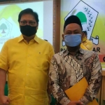 Bupati Gresik Fandi Akhmad Yani (kanan) saat menerima rekom sebagai Cabup Gresik 2020 dari Ketua DPP Golkar, Airlangga Hartarto.
