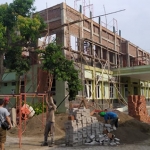 Suasana pembangunan di Kantor Kecamatan Kraton, Kabupaten Pasuruan.