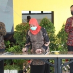 Bupati Kediri dr. Hj. Haryanti Sutrisno, saat menandatangani Berita Acara peresmikan SKB (Sanggar Kegiatan Belajar) di Desa Bulusari, Kecamatan Tarokan, Kabupaten Kediri. (foto: Kominfo)