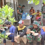 Momen bersama Satgas TMMD makan siang dengan masyarakat. Foto: Ist