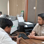 Petugas dari Kantah Kabupaten Pasuruan saat melayani salah satu pemohon.