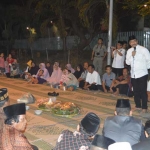 Wabup Moh. Qosim saat memberikan tausiyah di malam tasyakuran HUT RI ke-72. foto: SYUHUD/ BANGSAONLINE