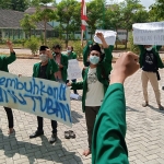 Aksi mahasiswa IAINU Tuban saat menggelar aksi di depan gedung rektorat menuntut penyelesaian sejumlah permasalahan kampus.