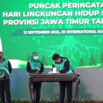 Bupati Kediri Hanindhito Himawan Pramana saat menandatangani kesepakatan kerja sama pengelolaan sampah regional. Foto: Ist.