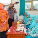 Calon Gubernur Jawa Timur terpilih, Khofifah Indar Parawansa, ketika meninjau pelaksanaan program MBG atau makan bergizi gratis di SMPN 1 Candi, Sidoarjo. 