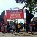 Aksi Warga Dusun Bangun Mulyo yang menolak kepulangan Rianto. Foto: MUJI HARJITA/ BANGSAONLINE.com 