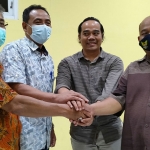 Dari kiri: Ketua RW 04 Sutikno, Kepala Kelurahan Bujel Mujiyo, Kuasa Hukum M. Akson Nul Huda, dan Modin Bujel Koirudin. Foto: Muji Harjita/ BANGSAONLINE.com