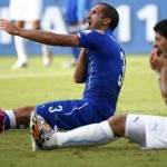 Suarez berlagak mengalami sakit di gigi setelah mengigit Chielinni. Foto: repro bbc