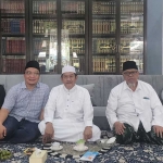 Cawabup Gresik Asluchul Alif (dua dari kiri) saat sowan ke Pengasuh Ponpes Langitan KH. Ubaidillah Faqih. Foto: Ist.