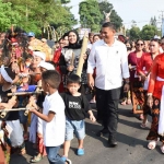 Wali Kota Kediri, Abdullah Abu Bakar, saat ikut berbaur dengan peserta pawai ogoh-ogoh. Foto: Ist