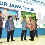 Gubernur Jatim Dr. H. Soekarwo menerima penghargaan Nirwasita Tantra yang diberikan oleh Wakil Presiden RI di gedung LKH Jakarta.