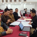 Ketua dan Kimisioner KPU saat berkoordinasi dengan KPU Pusat. Foto: KPU for BANGSAONLINE.com