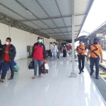 Rombongan ASN Disparbud yang barus saja studi banding ke Bandung saat tiba di stasiun Blitar.