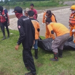 Proses evakuasi jenazah dari DAM Sungai Brantas Desa Brodot, Jombang.