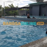 Suasana kolam renang di Wisata Pangonan, Desa Sukosari, Kecamatan Dagangan, Kabupaten Madiun. Foto: HENDRO SUHARTONO/BANGSAONLINE