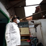 Wabup Subandi saat meninjau rumah rusak akibat puting beliung, Minggu (6/3). foto ist