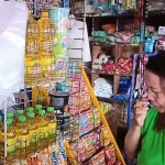 Salah satu pedagang yang mengeluhkan langkanya Minyakita di Kabupaten Pasuruan.