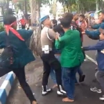 Kericuhan saat demo mahasiswa di DPRD Sampang