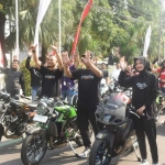 Wali Kota Kediri Vinanda Prameswati bersama para raider sebelum acara pemberangkatan riding Kelas Malam AG City Festival Ninja Two Stroke. (Ist)
