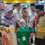 Ketua Baznas Jatim berbincang dengan anak yatim yang belanja baju lebaran di Mal Ciplaz Sidoarjo. Foto: MUSTAIN/BANGSAONLINE