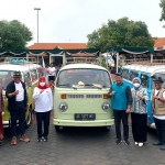 Gubernur Jawa Timur Khofifah Indar Parawansa dan Wali Kota Pasuruan Saifullah Yusuf foto bersama dengan latar belakang mobil VW Kombi lawas.