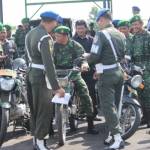 Aanggota TNI di Kodim  0816 Sidoarjo sedang diperiksa kelengkapan kendaraannya dalam operasi Gaktib Waspada Wira Clurit, kemarin. foto : khumaidi/BangsaOnline