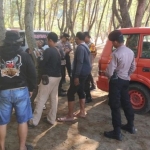 Petugas saat mengevakuasi jasad wanita tanpa identitas yang ditemukan di Pantai Cemoro Sewu, Tulungagung