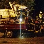 Kondisi truk tronton yang hancur berantakan di bagian depan usai bertabrakan dengan truk box. Foto: SOFFAN/BANGSAONLINE