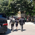 
Pengacara dan korban sesudah melaporkan ke Polres Situbondo dalam kasus perundungan.