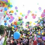 Peserta festival keluarga ceria ketika melepas 1000 balon ke udara. foto: iwan irawan/ BANGSAONLINE