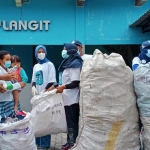 Istri Gus Yani, Nurul Haromaini saat mengumpulkan sampah plastik. foto: ist.