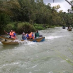 Wisata ojek perahu yang digandrungi wisatawan Pantai Watu Karung. foto: istimewa