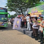 Kapolres Pasuruan, AKBP Bayu Pratama Gubunagi, saat melepas keberangkatan peserta mudik gratis.