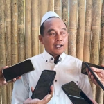 Pengasuh Ponpes Roudhotul Ibaad, KH Basori Alwi, saat memberi keterangan kepada wartawan. Foto: Muji Harjita/Bangsaonline.