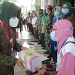 Wali Kota Surabaya, Tri Rismaharini saat menyerahkan alat rapid test kepada 32 perwakilan RS rujukan maupun nonrujukan di Balai Kota Surabaya, Rabu (8/7/2020) sore. (foto: ist).