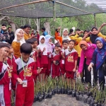 Siswa-siswi dari berbagai sekolah foto bersama usai penanaman bibit pohon mangrove.