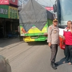 Anggota Polsek Babat saat berada lokasi kemacetan