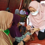 Warga Desa Tasikharjo mendapat pemeriksaan dari tim medis saat berada di tenda pengungsian.
