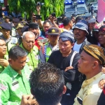 Lima Kepala Dinas dan Asisten 1 Sekdakab Pasuruan saat menemui massa Seratu.