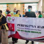 Para Nakes RSI Siti Hajar Sidoarjo saat membagikan masker dan hand sanitizer kepada ibu-ibu pengunjung.