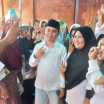 Calon Bupati Mojokerto Gus Barra berswafoto dengan warga saat kampanye di Kecamatan Sooko.