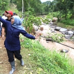 Khofifah saat berkunjung ke lokasi pengungsian bencana banjir bandang di Jember.