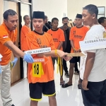 Para tersangka saat dihadirkan dalam rekonstruksi tawuran maut yang menewaskan dua orang di depan Masjid Agung Pamekasan