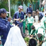 Para siswa madrasah saat diajak praktik langsung bertanam dengan cara urban farming.