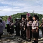 Kegiatan siswa TK Kemala Bhayangkari 57 Ngawi saat mengikuti pelatihan baris-berbaris di halaman sekolah Dusun Plosokerep, Desa Kuniran, Kecamatan Sine, Ngawi, Rabu (4/1/2023)