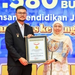 Gubernur Jawa Timur, Khofifah Indar Parawansa, saat menerima piagam rekor MURI.
