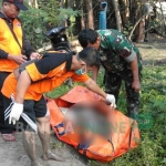 Tim SAR BPBD mengevakuasi mayat untuk diautopsi. foto: EKY NURHADI/ BANGSAONLINE