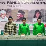 Ketua DPC PKB Kabupaten Kediri H. Sentot Djamaluddin (tengah) dan jajaran. Foto: Muji Harjita/BANGSAONLINE
