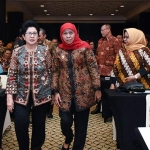 Gubernur Jatim Khofifah Indar Parawansa bersama Menkes RI Nila Djuwita F. Moeloek memasuki tempat acara Rakor Prioritas Bidang Kesehatan Provinsi Jawa Timur bertempat di Hotel Bumi Surabaya. foto: ist